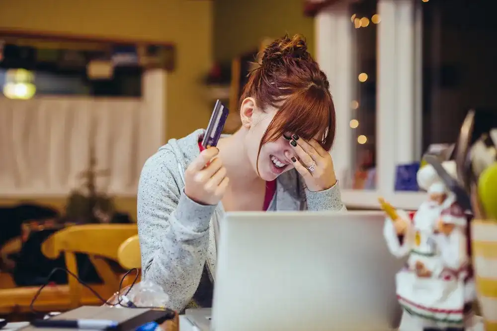 Woman trying to get a cash advance loan online