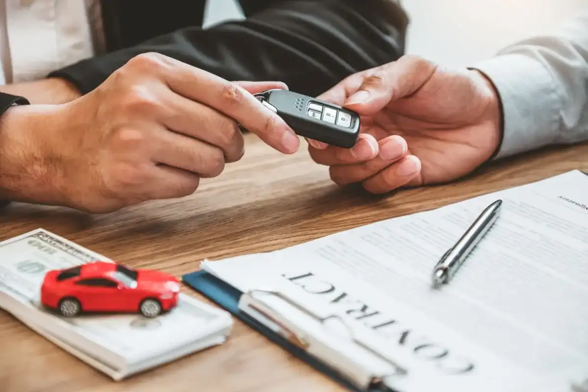Someone holding their car keys for their title loan