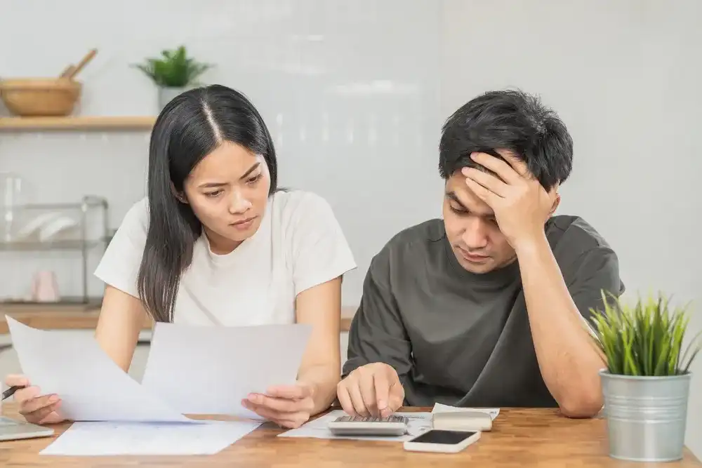A couple figuring out how to deal with emergency expenses
