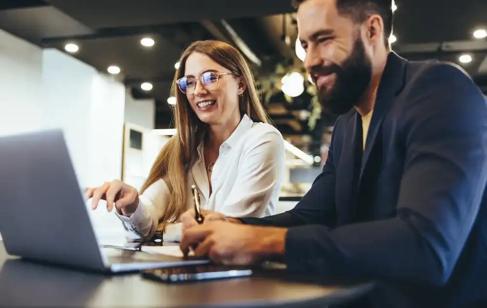 A couple researching fixed vs. variable interest rates online