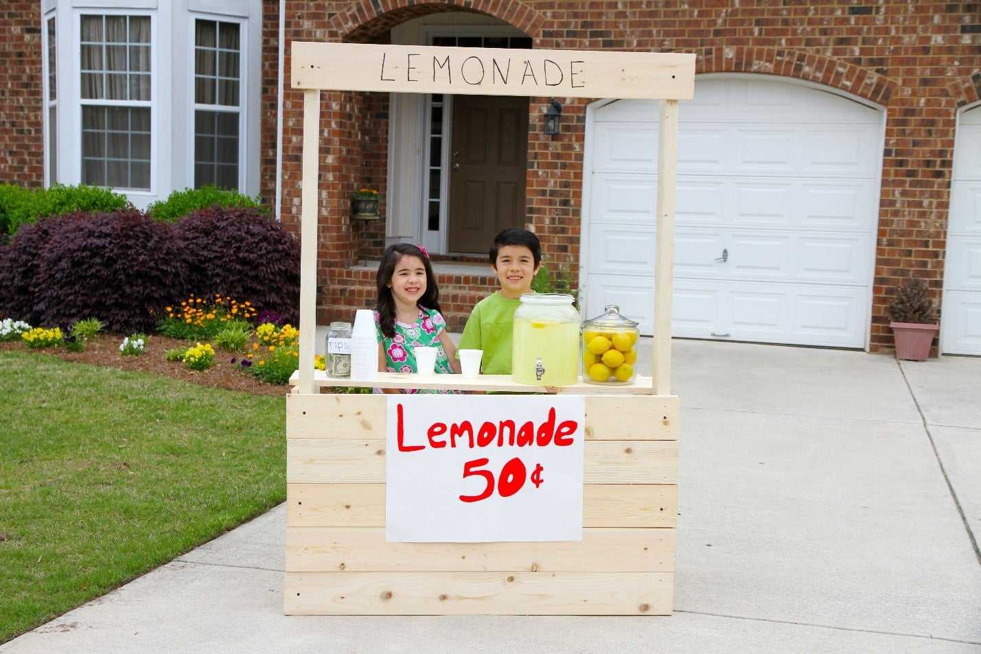 Kids selling lemonade 