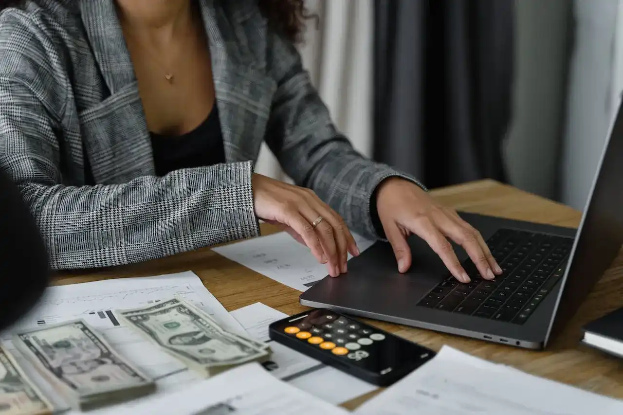 A woman researching self-improvement strategies to start the new year